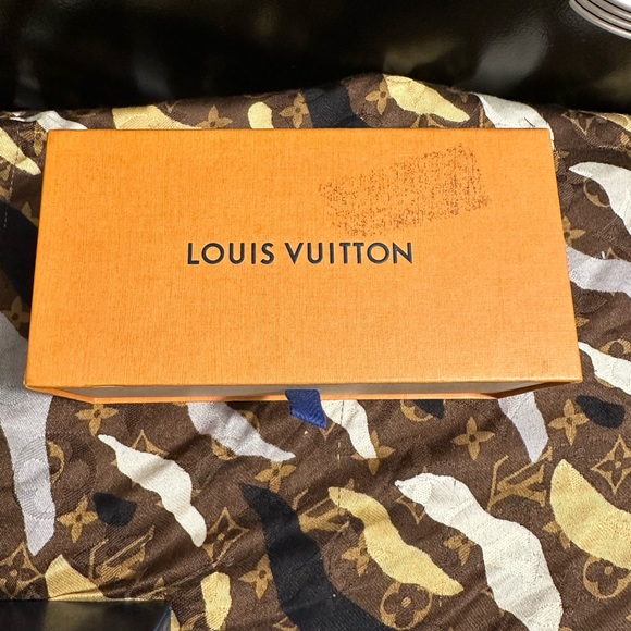 Louis Vuitton sunglasses some scratches on inner part as indicated - Picture 15 of 16